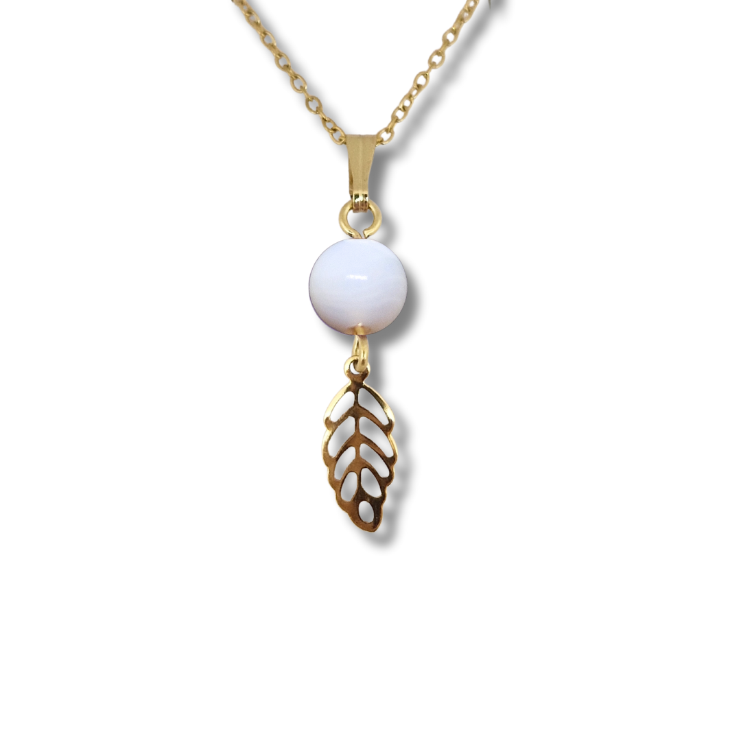 Collier acier inoxydable doré nacre feuille ajourée